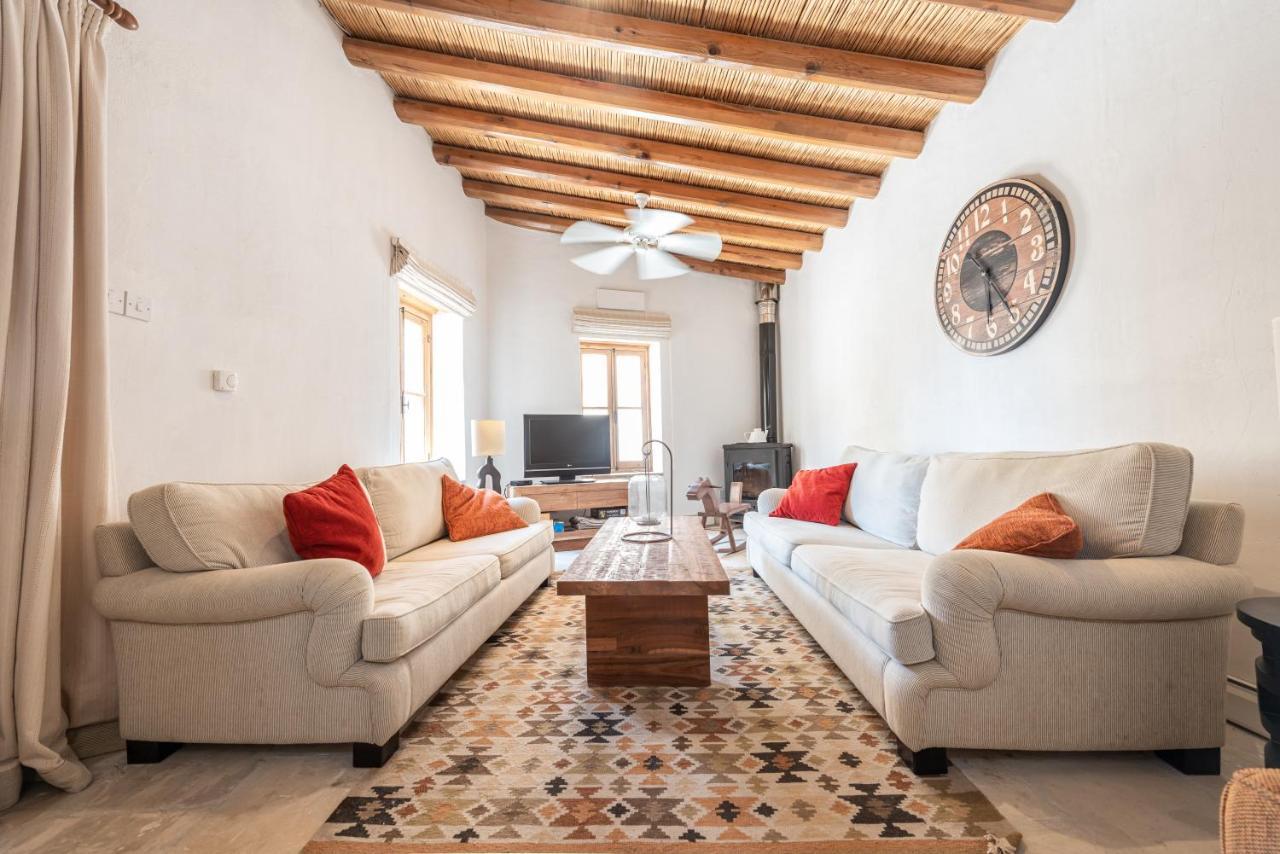 The Carob Tree Villa - Rustic Luxury Home With Access To Pool And Restaurant Larnaca Esterno foto
