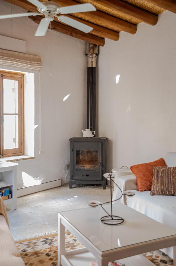 The Carob Tree Villa - Rustic Luxury Home With Access To Pool And Restaurant Larnaca Esterno foto