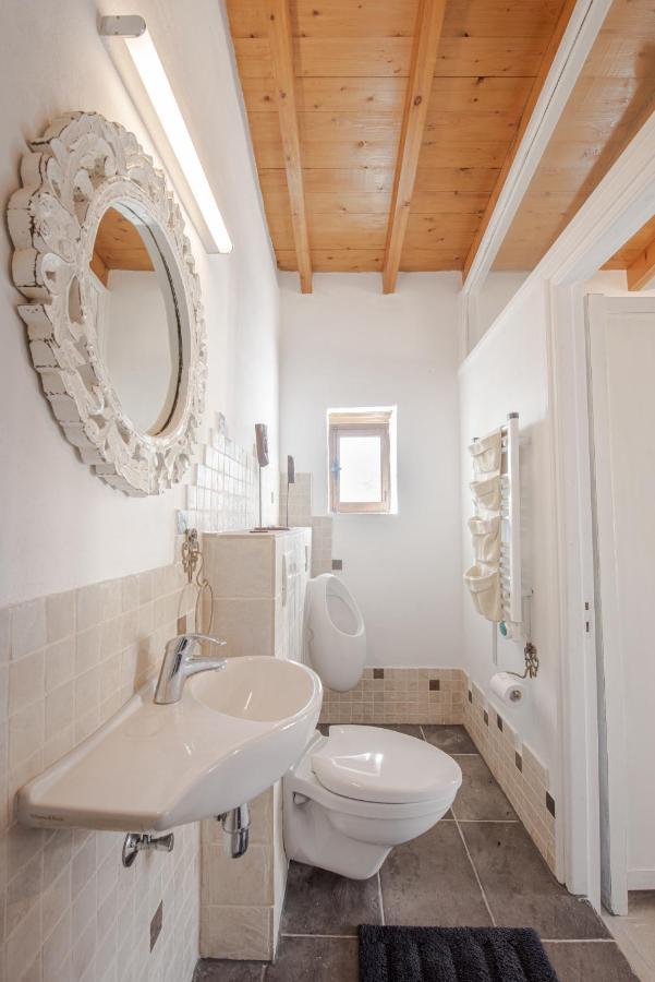 The Carob Tree Villa - Rustic Luxury Home With Access To Pool And Restaurant Larnaca Esterno foto